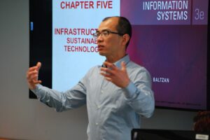 Professor Shin in Class